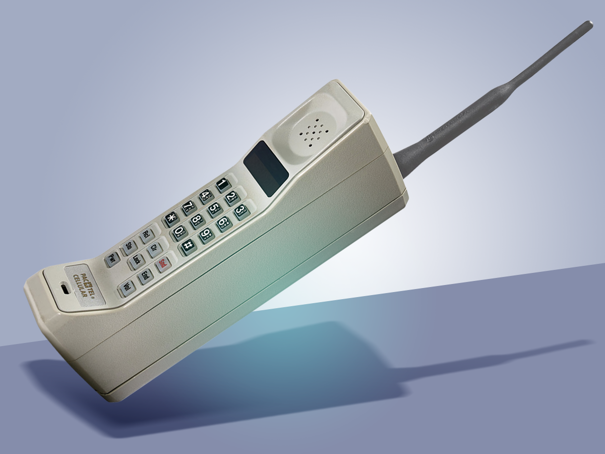 Первый мобильный телефон. Motorola DYNATAC 8000x. Мобильный аппарат Motorola DYNATAC 1973. Motorola DYNATAC 1984. Motorola DYNATAC 1983.