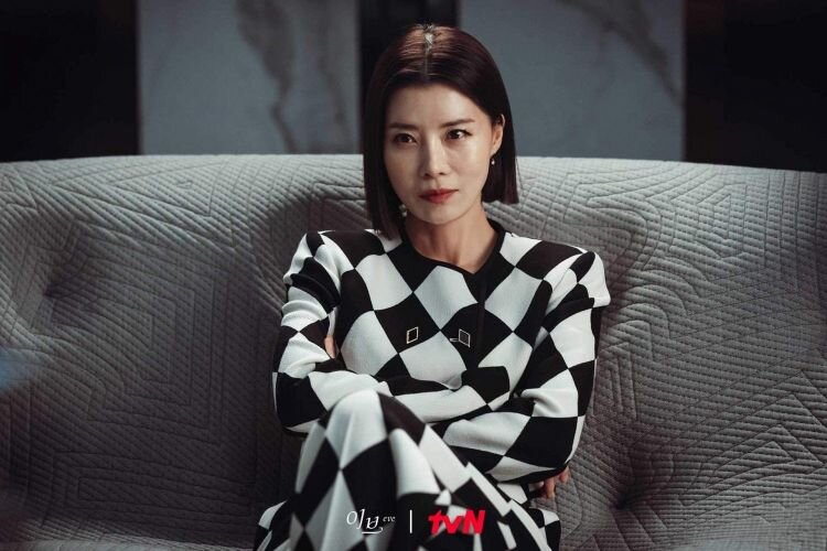 Кадр из дорамы «Ева / Eve»