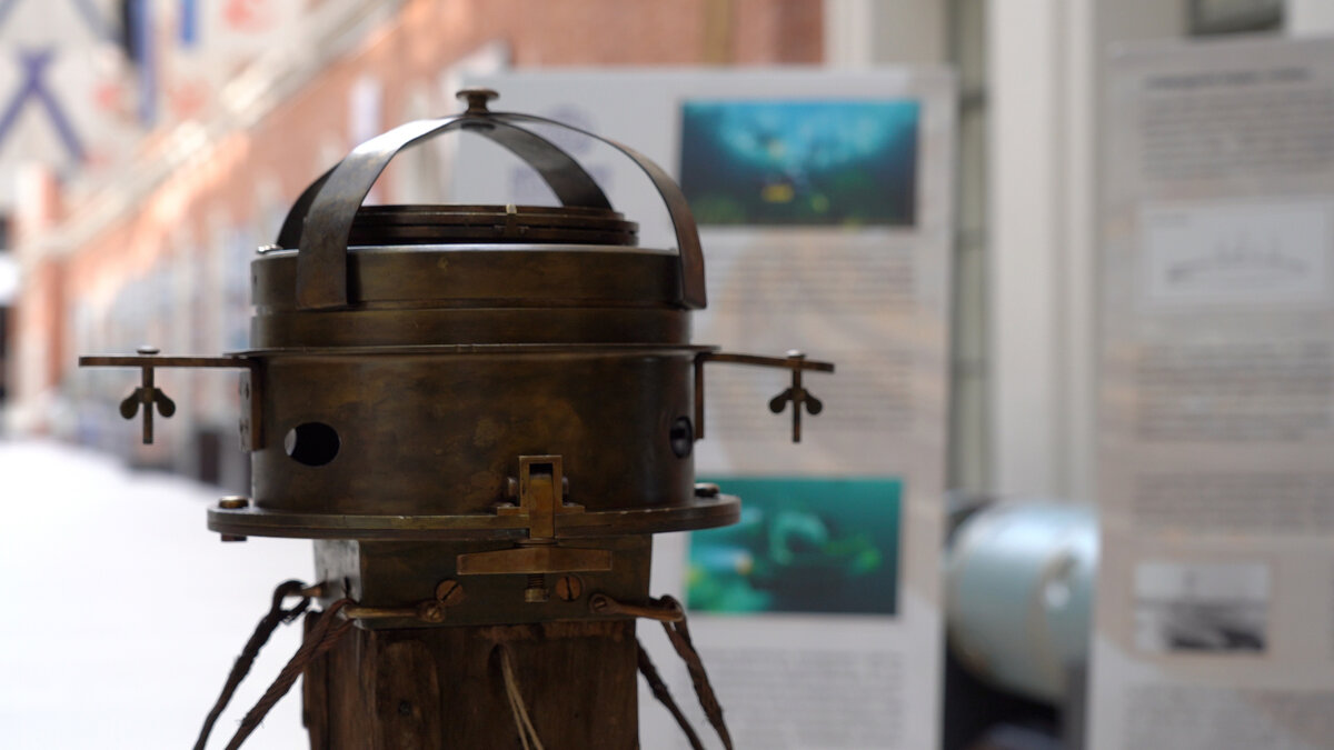 Поднятый со дна Аландского моря компас подводной лодки «Сомъ» передали ...