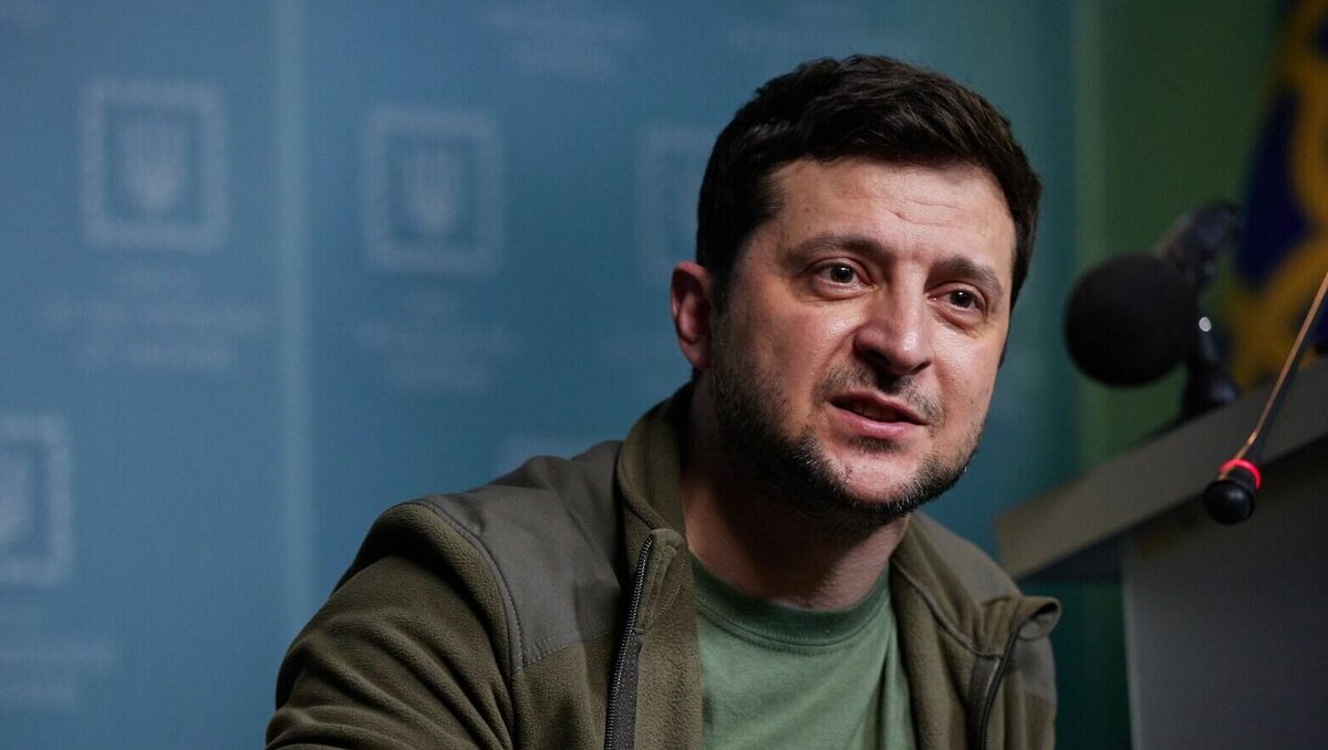     Он снова потребовал от Запада оружие.