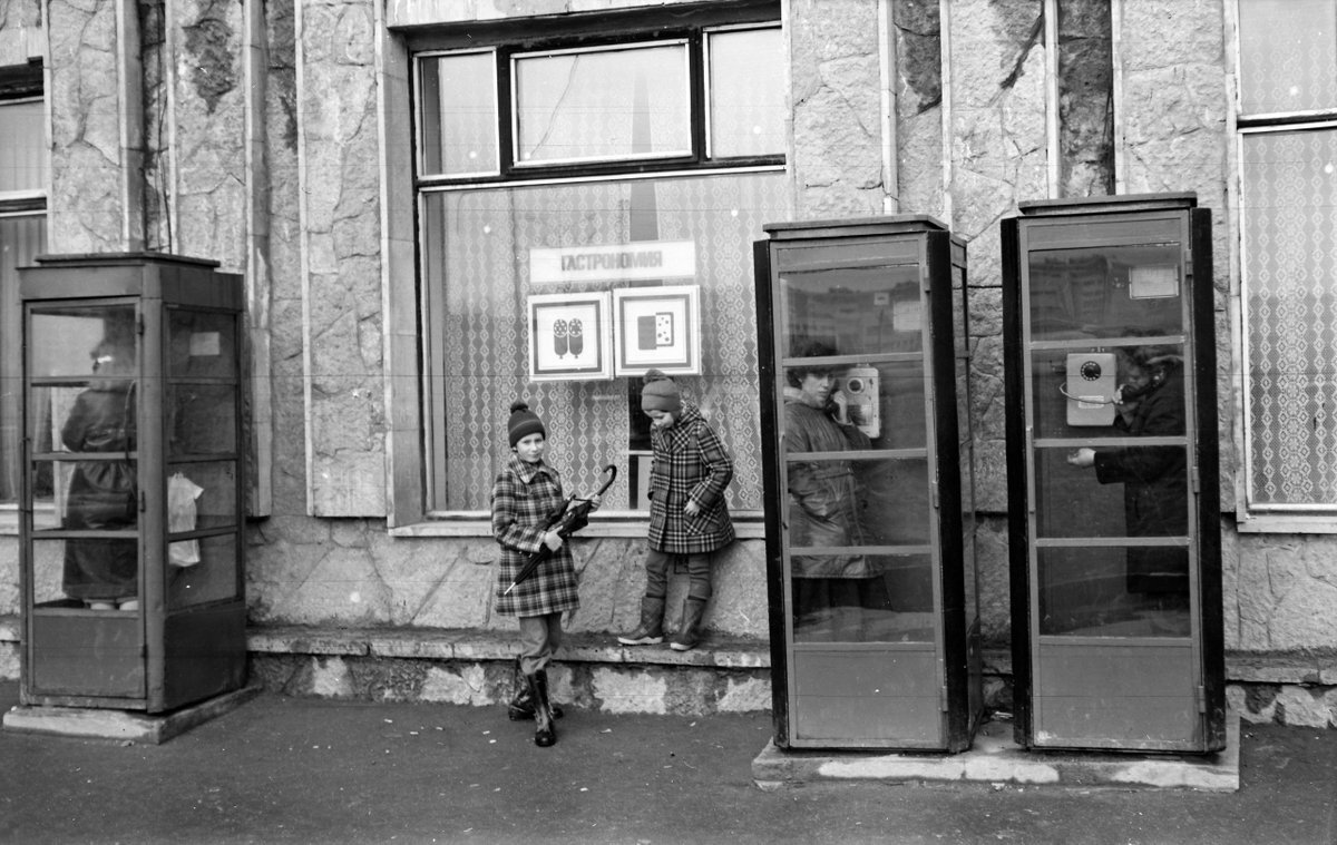 телефонные будки...