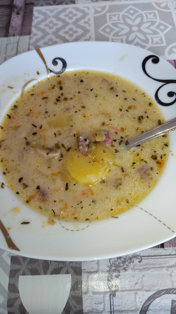 Суп с шампиньонами и немного добавила колбаски