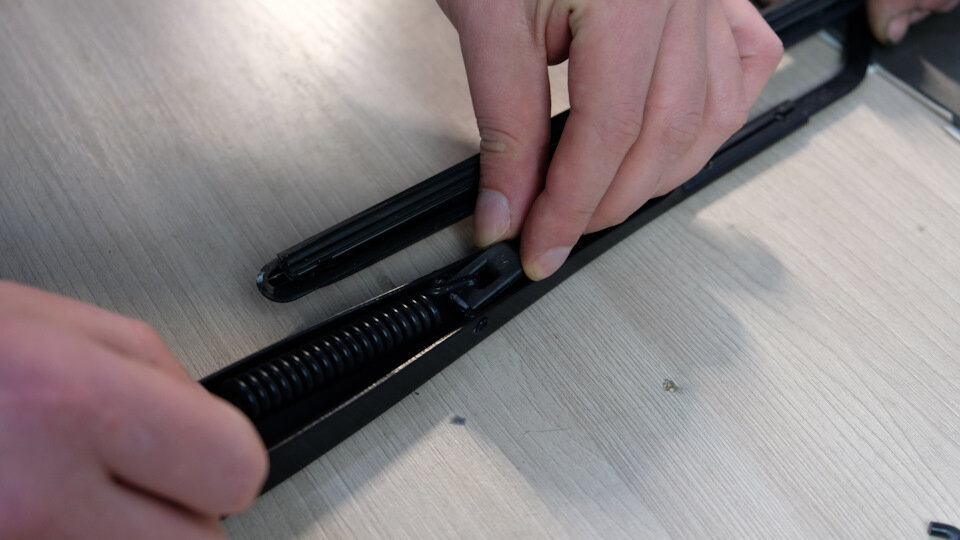 Слабая пружина поводка дворника? Дворники оставляют разводы на лобовом ...