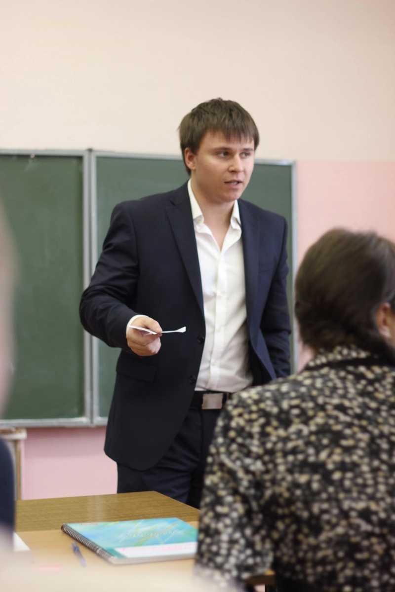 Константин поделился фотографией из студенческих времен! Образ юриста был всегда при нем :)