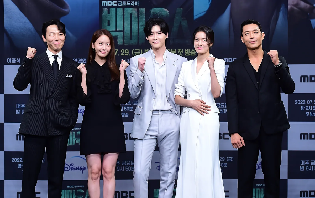 Слева на право: Ян Кён Вон, Им Ю На, Ли Чон Сок, Ок Чжа Ён и Ким Джу Хон