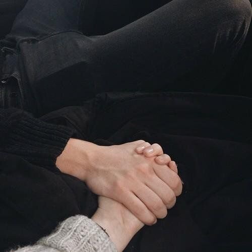 (https://hypeava.ru/avy-dlya-devushek/2159-foto-paren-derzhit-ruku-devushki-na-avu.html)