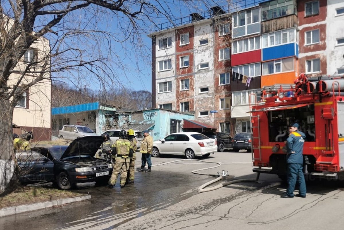    В Петропавловске днём на улице Пограничная полыхнула Toyota Corona