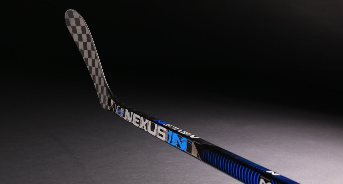 Логотип на хоккейной клюшке.