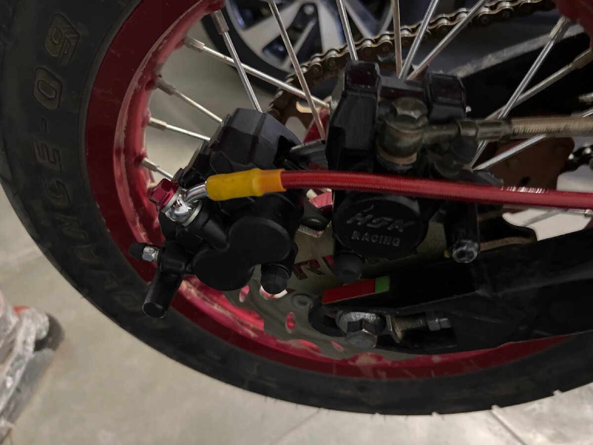 На этом фото видно приставку и двух поршневой тормозной суппорт для системы дублёра, а также тормозную гидролинию красного гоночного цвета.