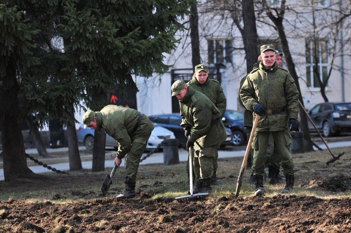 Солдат с лопатой