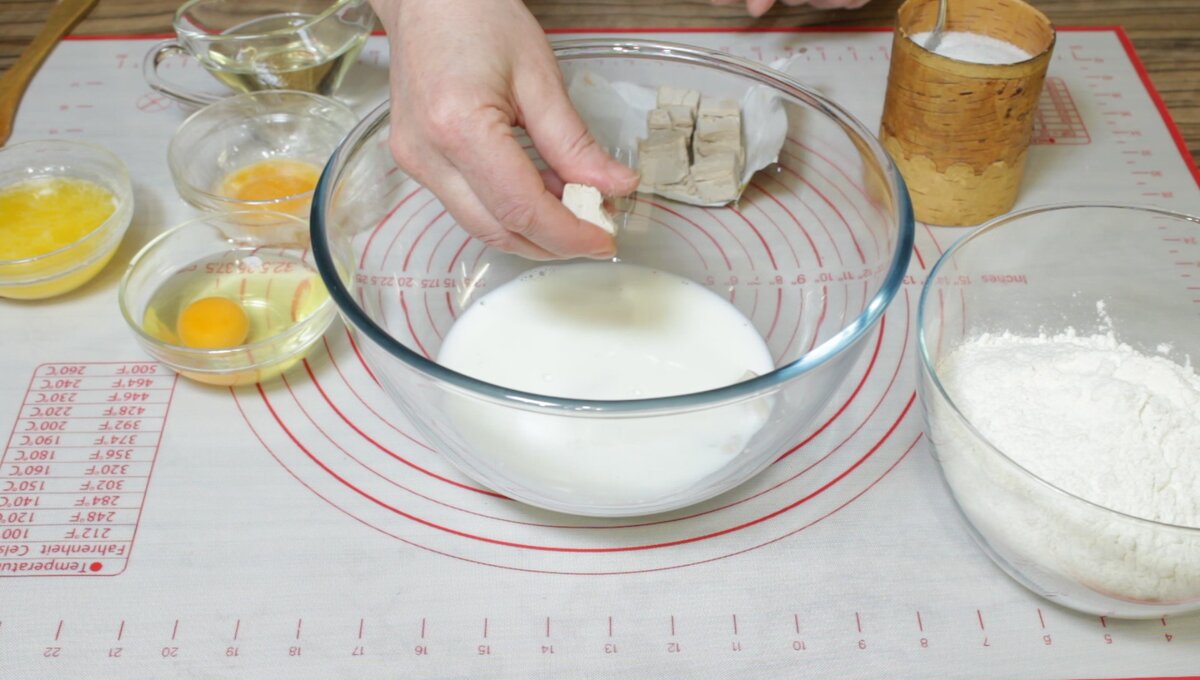 Сделать тесто как пух. Тесто пух на молоке. Дрожжевое тесто на кефире. Тесто для пирожков. Дрожжевое молоко.