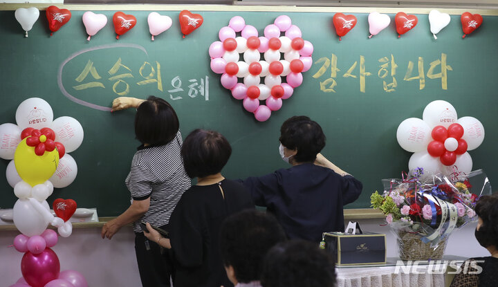 [서울=뉴시스] 최진석 기자 = 스승의 날인 15일 서울 마포구 일성여자중고등학교에서 열린 스승의 날 행사에 앞서 만학도들이 행사 준비를 하고 있다. 2023.05.15. myjs@newsis.com