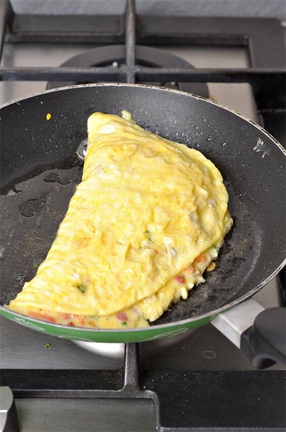 Омлет с ветчиной и сыром на сковороде. Омлет закрывать крышкой. Омлет закрывать крышкой. Омлет закрывать крышкой. Омлет с батоном и сыром.
