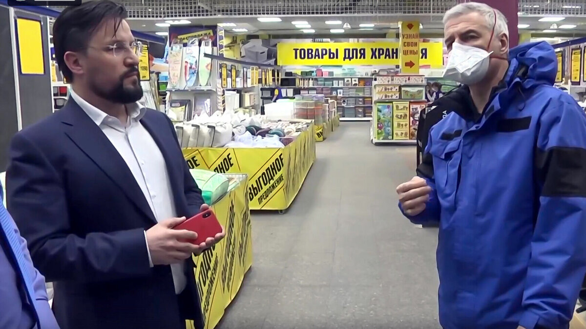     Известный в республике бизнесмен попадал в скандалы, безуспешно пытался заняться большой политикой, но по-прежнему руководит компаниями с оборотами в миллиарды рублей.