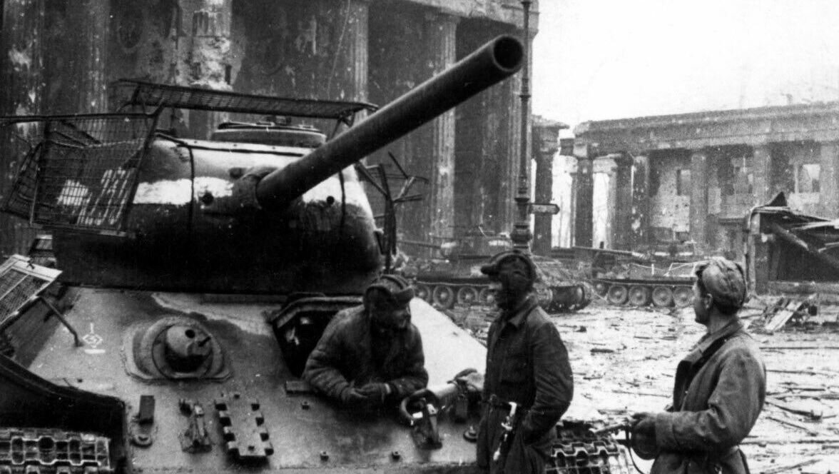     Ростовчанин Виктор Черевко пытается добиться возвращения фрагментов глобуса из кабинета Гитлера ради передачи артефакта в донской музей, об этом сообщили местные СМИ.