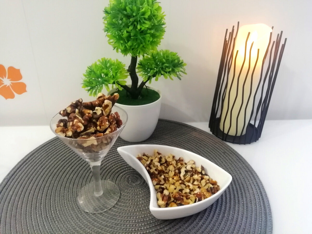 Измельчить грецкий орех, не очень мелко