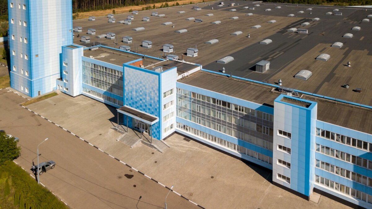     В России в декабре прошлого года вновь ввели в эксплуатацию Серпуховский лифтостроительный завод (СЛЗ). На предприятии приступили к производству лифтового оборудования для Фонда капитального ремонта и новых жилых домов. ГК «Садовое кольцо» выступила в роли инвестора, направив заводу более 2 млрд руб