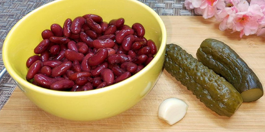 Беру банку фасоли и готовлю потрясающий салат за 10 минут! Всего 4 простых продукта, а как вкусно! Нравится всей семье.