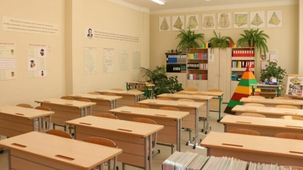     Власти Белгородской области пообещали выдавать аттестаты с отличием даже без прохождения госэкзаменов девятиклассникам приграничных школ, переведенных на дистанционное обучение. Отмечается, что отметки при этом должны соответствовать. Об этом рассказал министр образования региона Андрей Милехин.