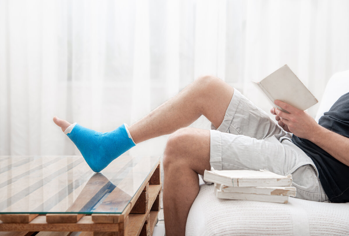 <a href="https://ru.freepik.com/free-photo/a-man-with-a-broken-leg-in-a-cast-reads-books-against-a-light-background-of-the-interior-of-the-room_11568657.htm#query=%D0%B3%D0%B8%D0%BF%D1%81%20%D0%BD%D0%B0%20%D0%BD%D0%BE%D0%B3%D0%B5&position=17&from_view=search&track=ais">Изображение от pvproductions</a> на Freepik
