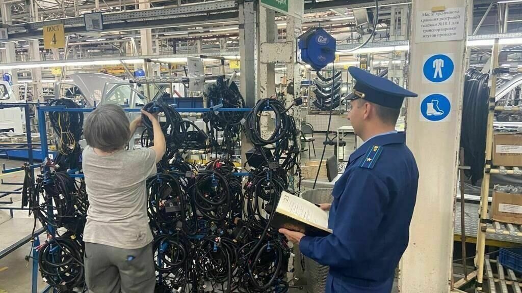     Сотрудники Ульяновского автозавода потребовали увеличить оплату труда. Об акции в одном из цехов узнали СМИ, после этого руководству предприятия пришлось пойти на уступки.