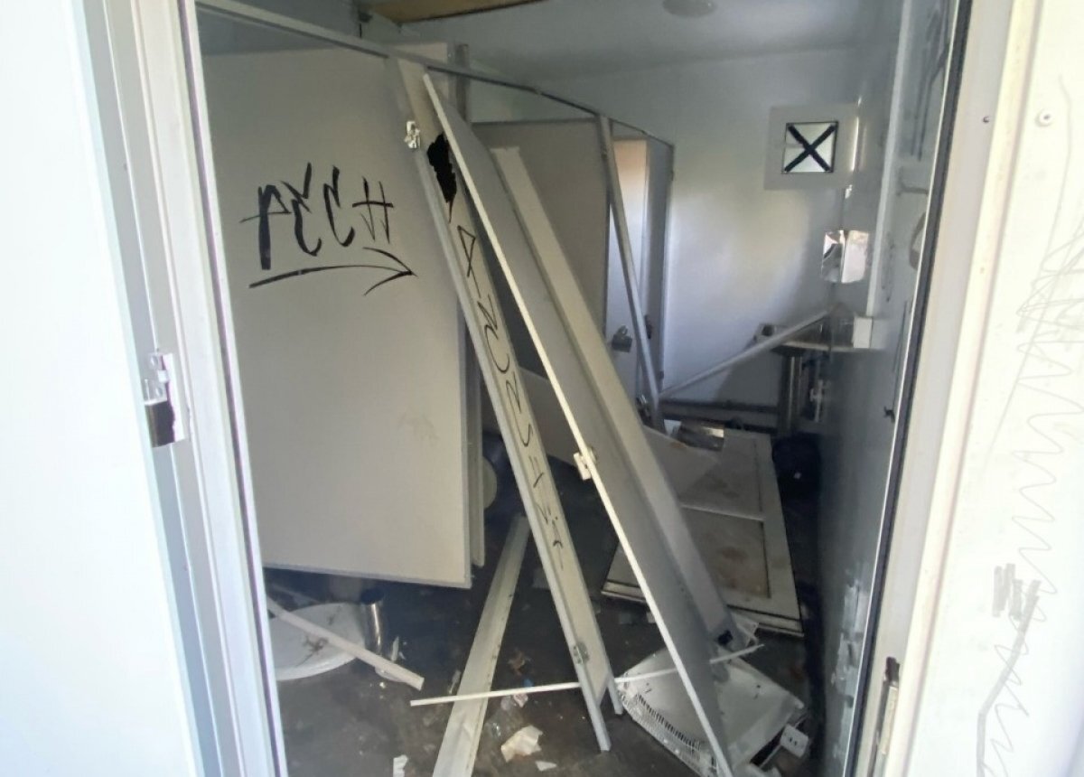    500 тысяч рублей заплатят родители псковских вандалов, разгромивших туалет