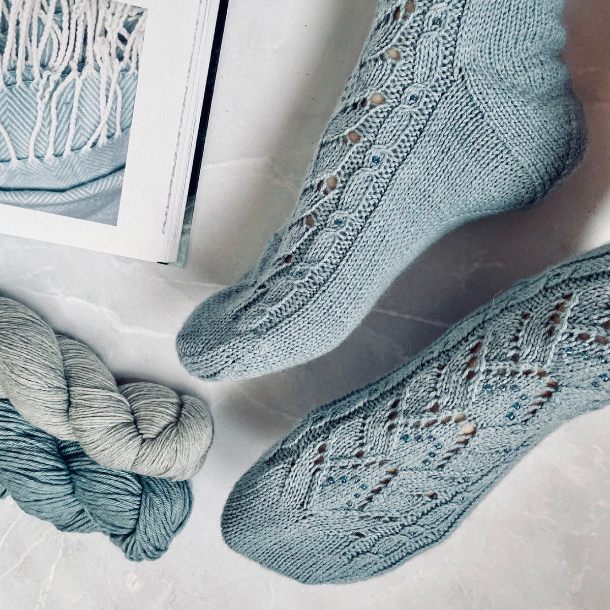 Носки Nymphaea с бисером и круглой пяткой - модель и работа автора by-annike.ru