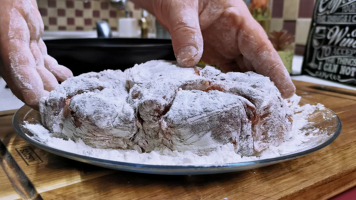 Запечённая говяжья голяшка с овощами в пиве