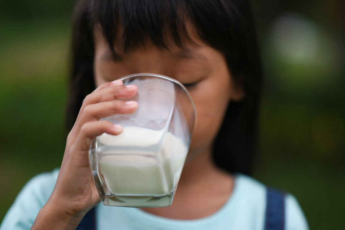 Пьет молоко сестры. Girl in Milk. Маша пьет молоко.