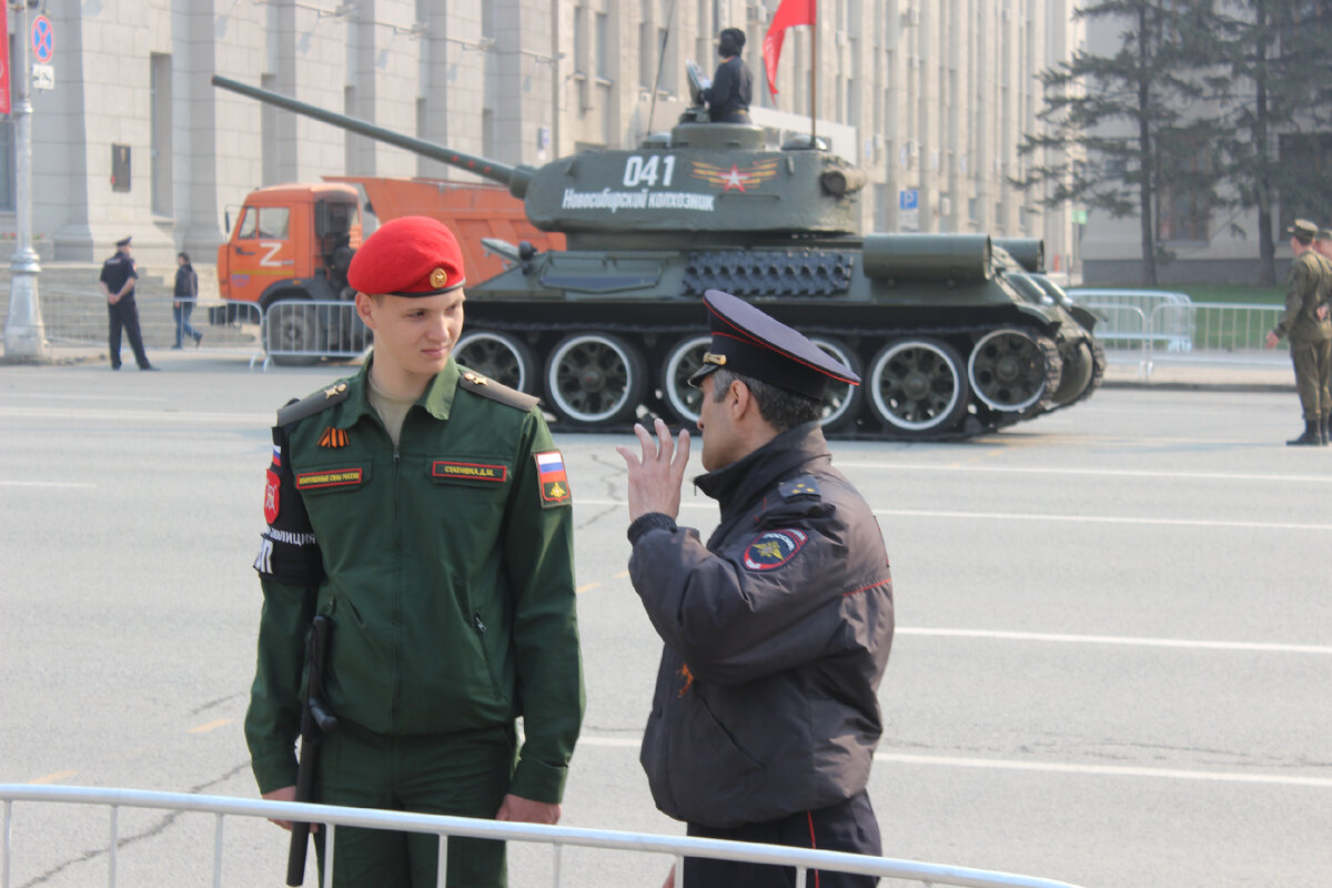 Обычный мент заливает военному менту...