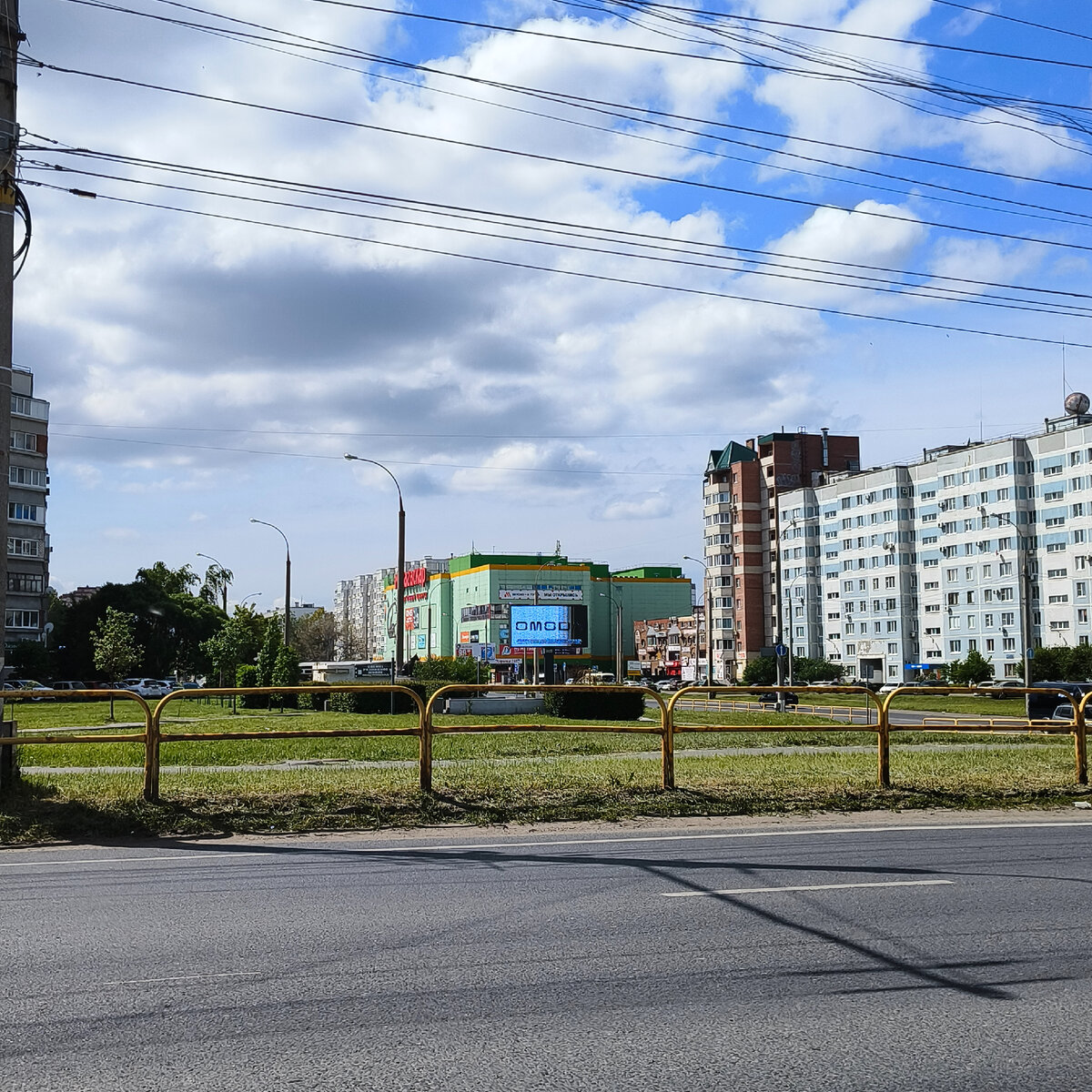 Фото автора. Сквер со скульптурой пса.
