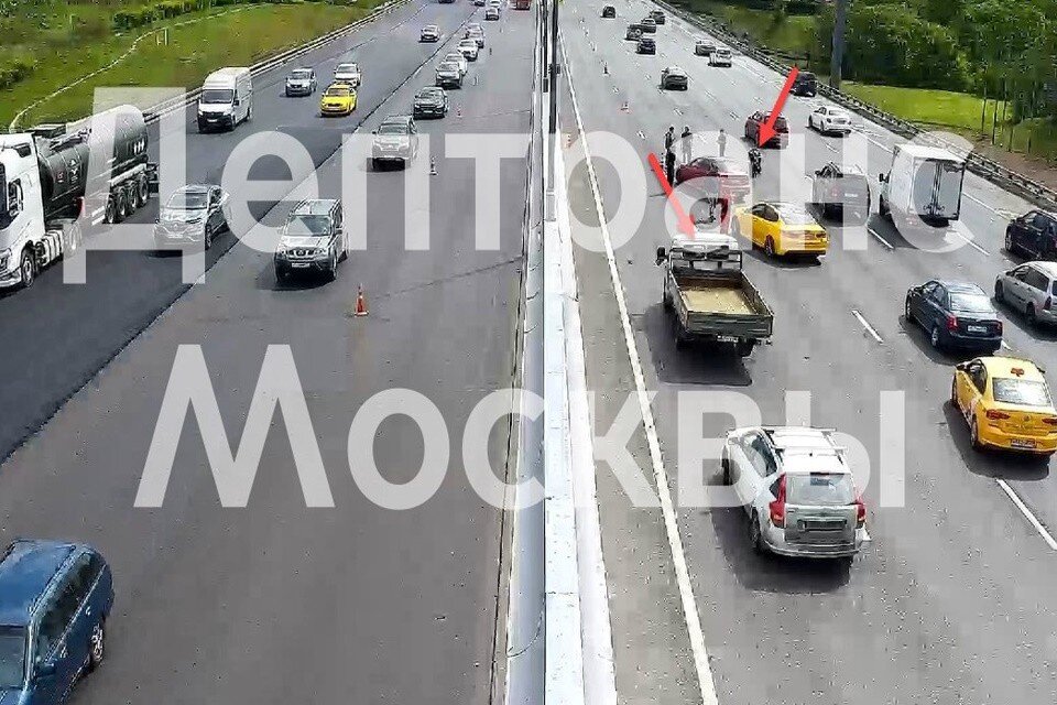    На месте ДТП работают оперативные службы города Департамент транспорта Москвы