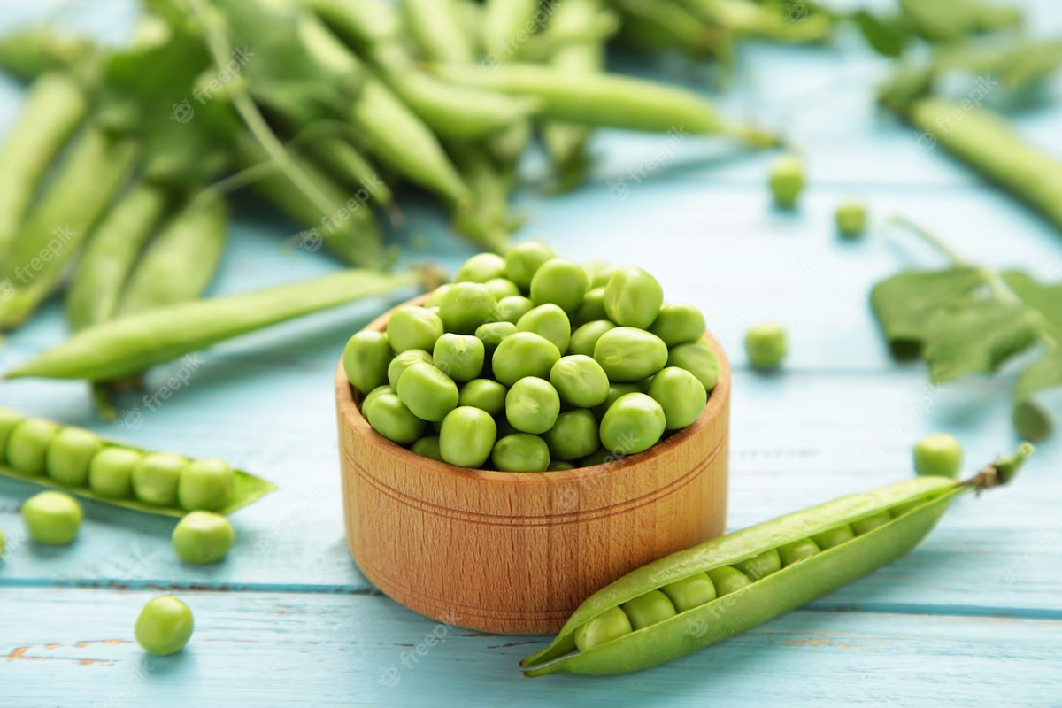 https://img.freepik.com/premium-photo/green-peas-in-wooden-bowl-on-blue-wooden-background-top-view_106006-6108.jpg?w=1380