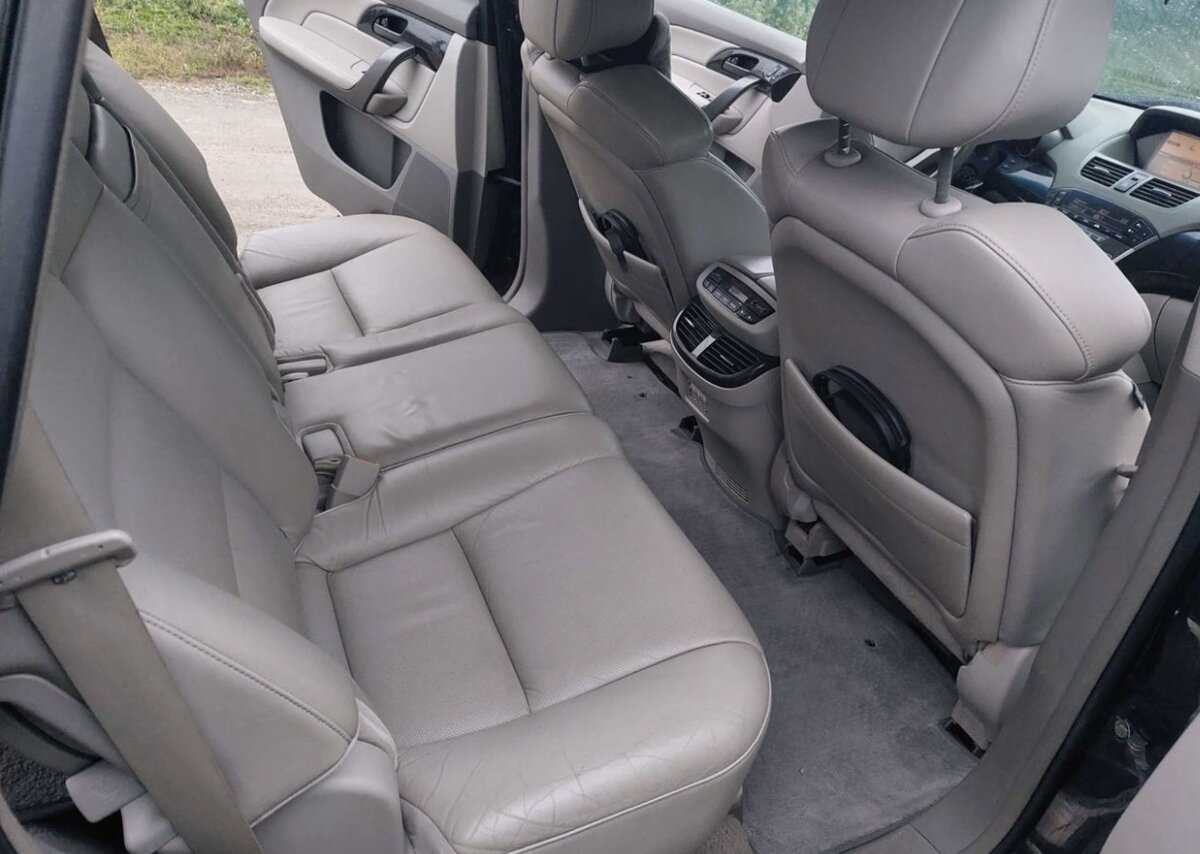 Как видите расстояние между сиденьями широкое. А значит человеку под два метра ростом будет очень удобно.