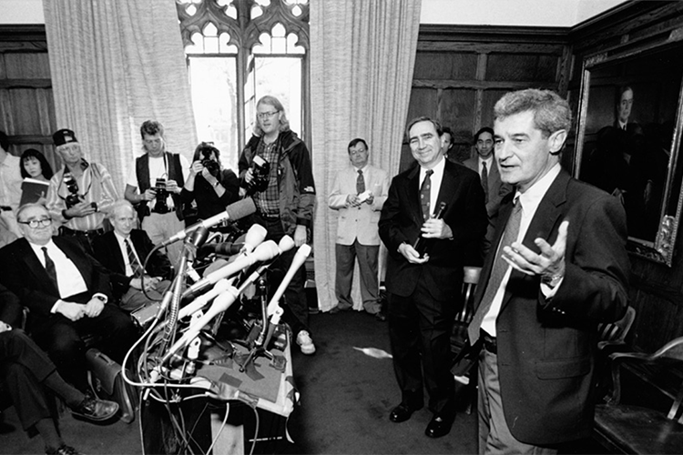    «Фактически Лукаса можно считать отцом (или одним из отцов) современного экономического мейнстрима, ортодоксии, неоклассики; здесь и далее эти термины будут использоваться как синонимы» Фото: CC BY-SA 3.0, commons.wikimedia.org