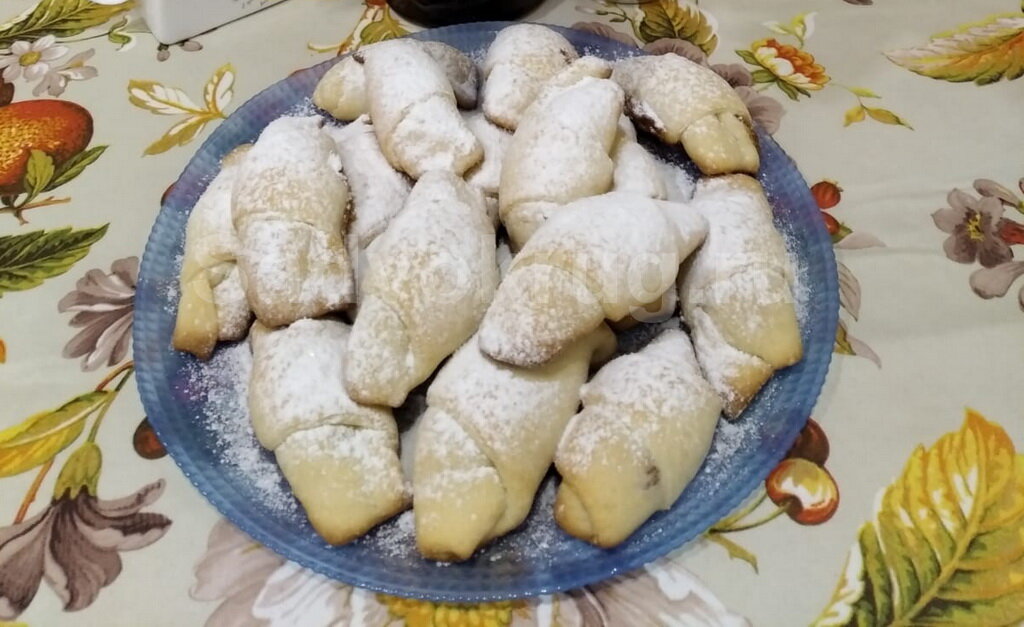 Булочки рогалики с вареной сгущенкой