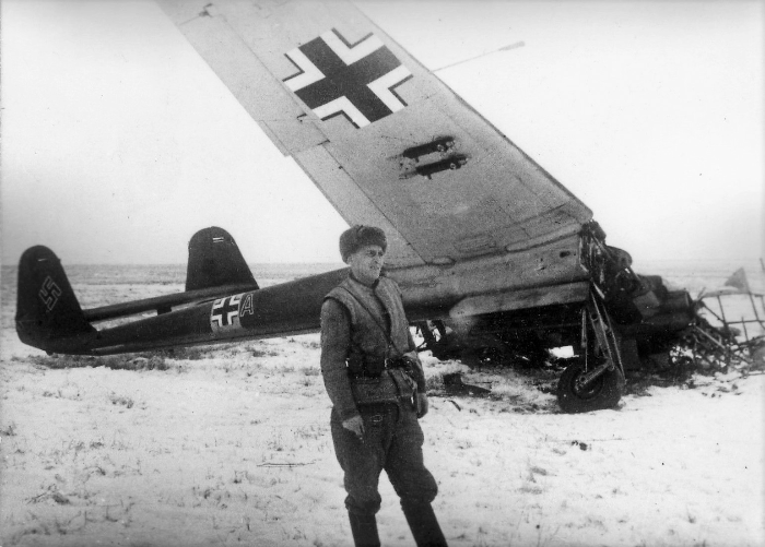 Советский боец у уничтоженного немецкого самолета