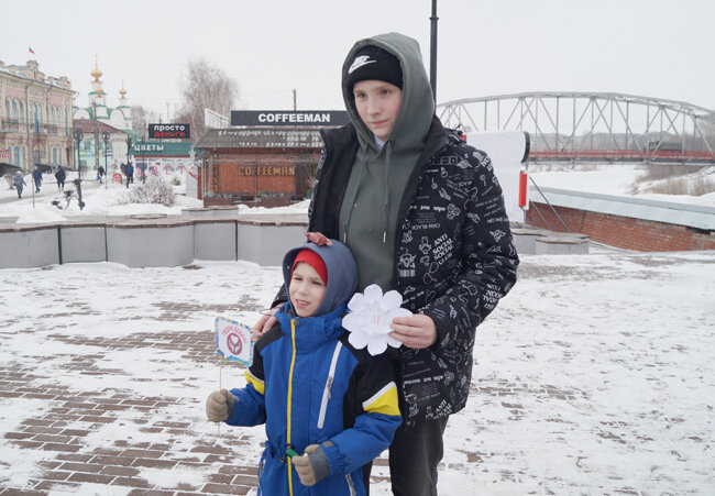 После доброго дела нужно сделать фотографию на память: Егор и его брат Даниил Сальников