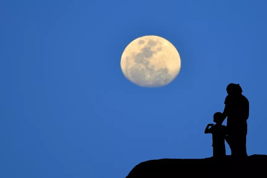     Сколько лун у Земли на самом деле?