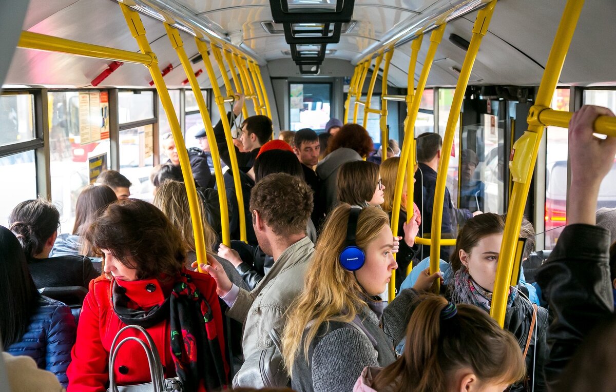 Фото автобуса изнутри с людьми