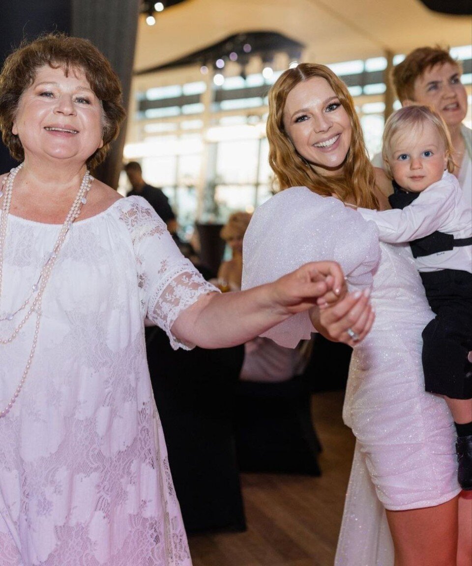     Бабушка души не чает в своих внуках. Фото: соцсети.