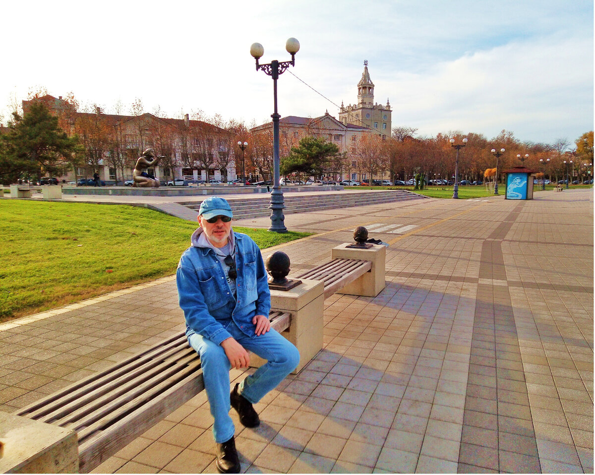 Михаил Лекс, автор канала и рассказа. Новороссийск, набережная у Морского вокзала