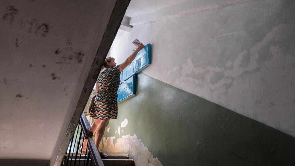     В Нижнекамске управляющая компания дома выделила уборщице каморку у пожарного выхода. Через время туда подселились и местные алкаши. Глава татарстанского Центра общественного контроля в сфере ЖКХ Михаил Застела объяснил, как стоит поступать жильцам в таком случае.