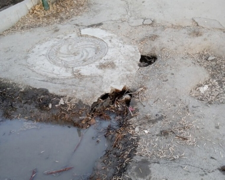    Провалы появились на тротуаре, где постоянно ходят люди