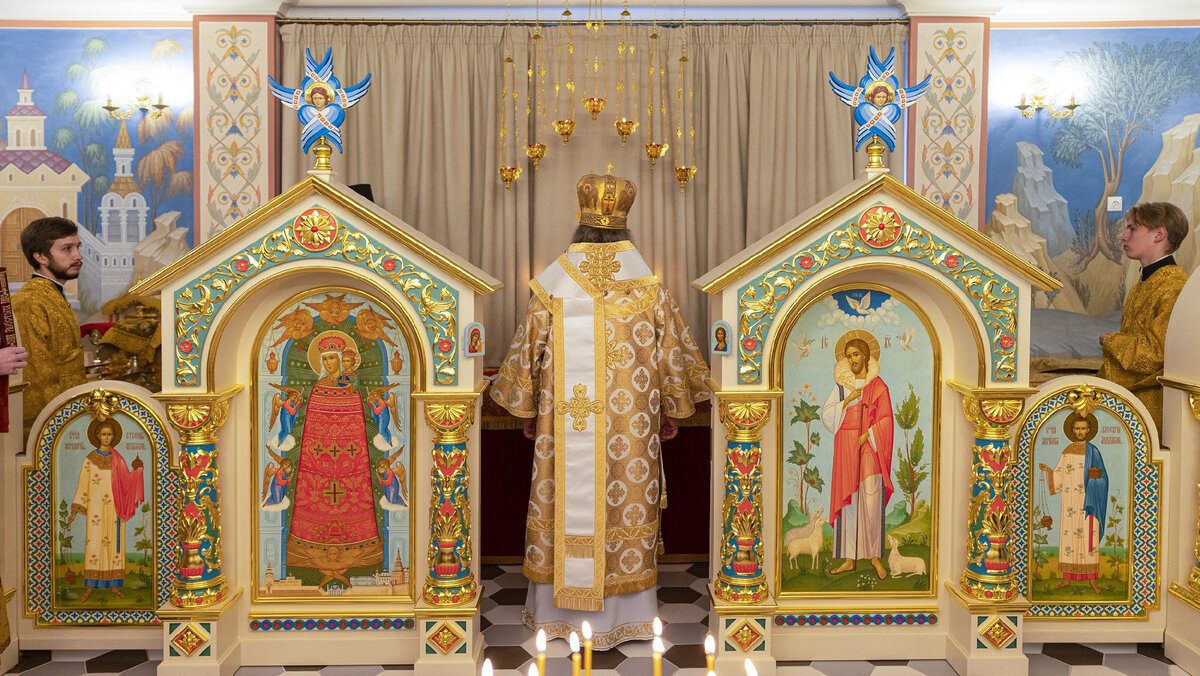Иконостас домового храма при детском православном садике "Росток", г. Казань. Работа мастерской "Палехский Иконостас"