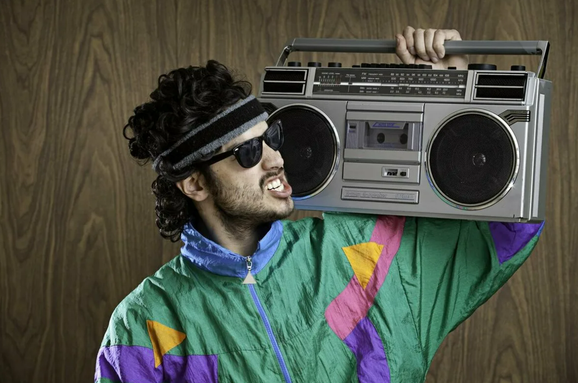 Парень прибавляет громкость мем. Мем прослушивание музыки. Девушка танцует в наушниках. Настасья lex. Громкость 100 мем.