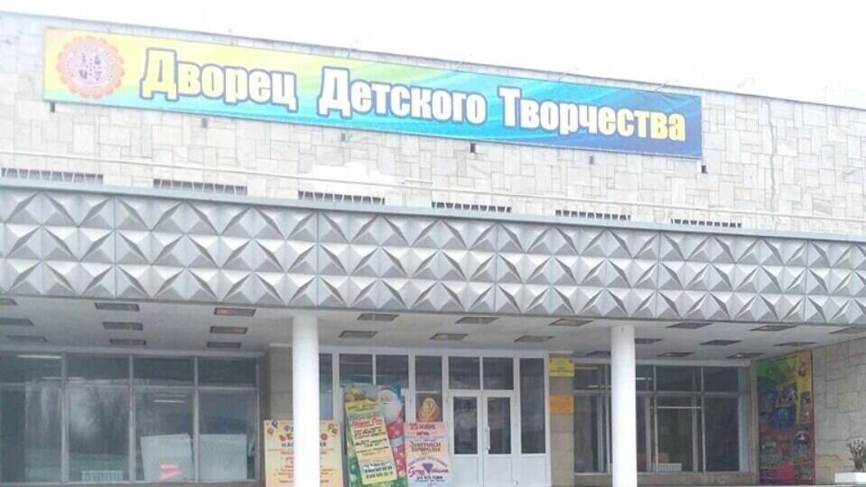     Педагог, угрожавшая расправой журналистке, не работает в Дворце детского творчества Таганрога уже два года, заверяет директор учреждения Людмила Турик.