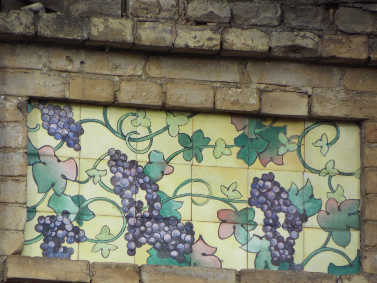 Панно на фасаде (март 2023 года)