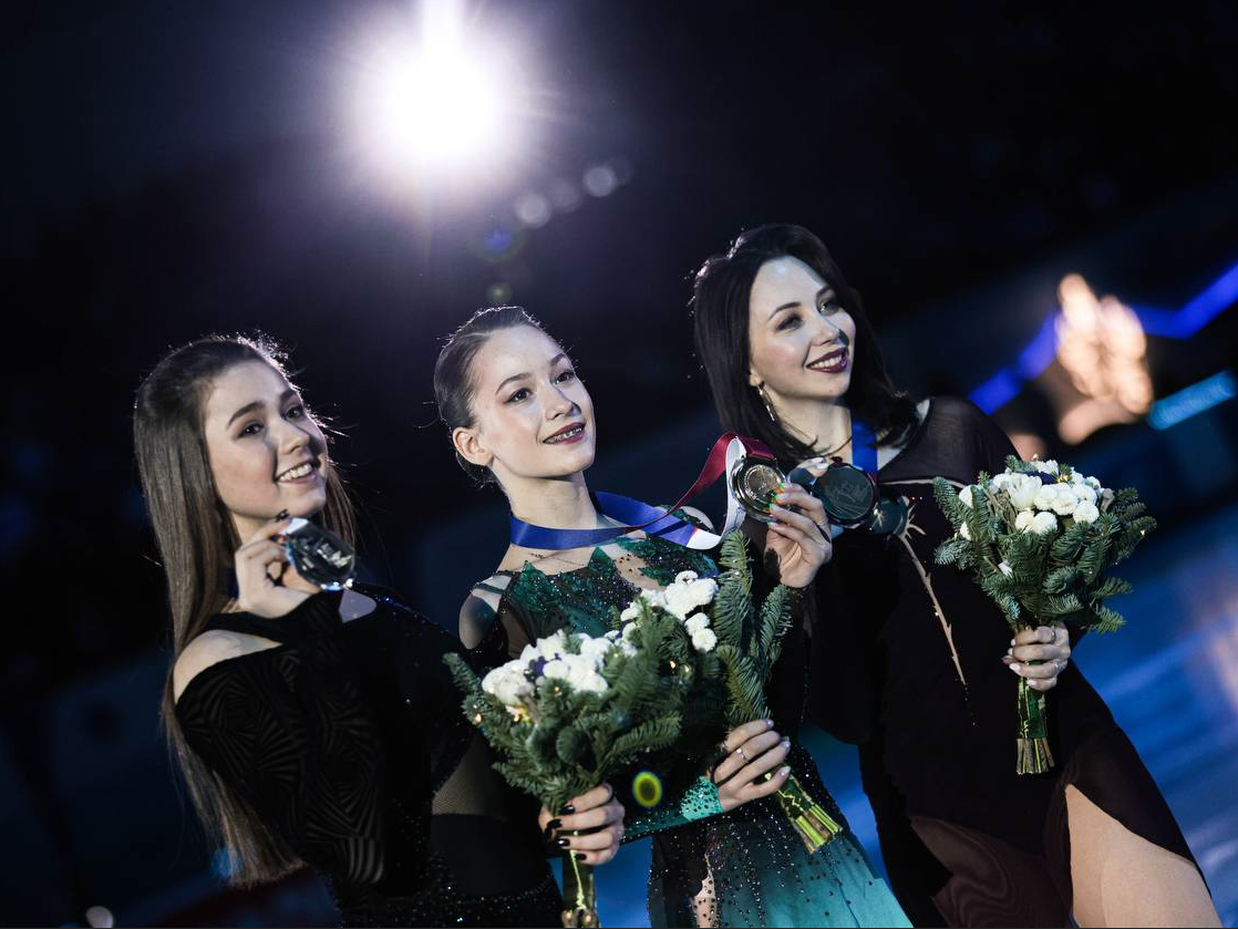 Водный стадион фестиваль синхронное плавание. Олимпийская чемпионка по фигурному катанию. Керлинг чр. Туктамышева кантилевер. Девушки сборной по фехтованию.