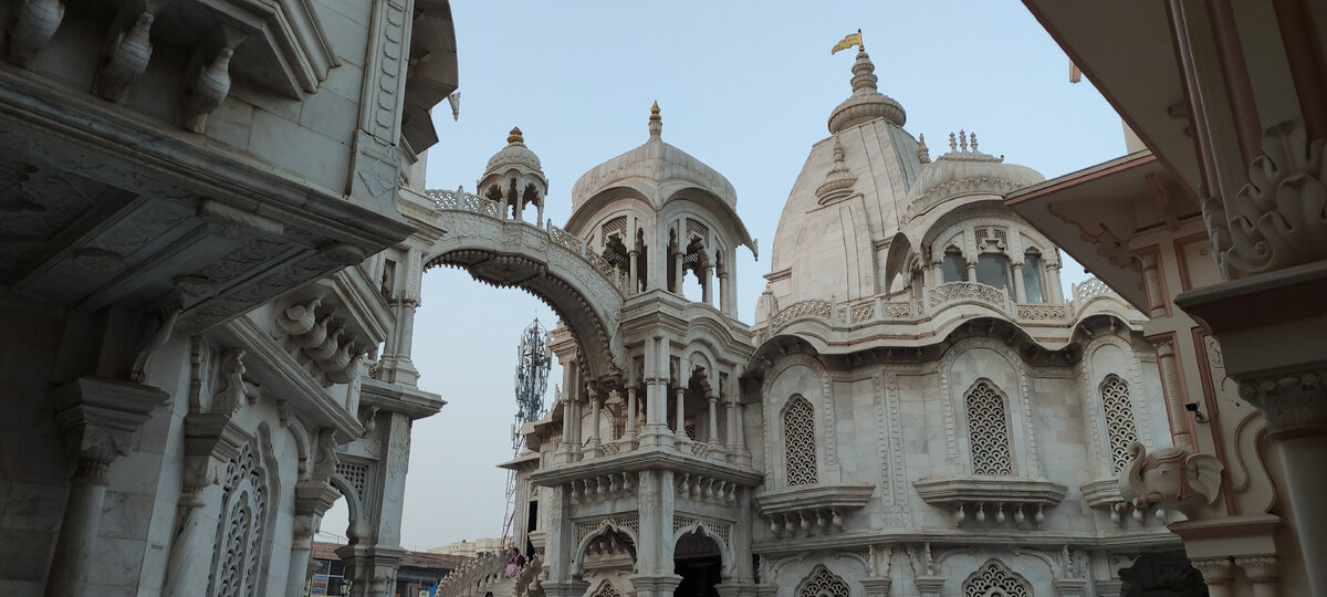 Вид на самадхи Шрилы Прабхупады перед началом утренней службы.